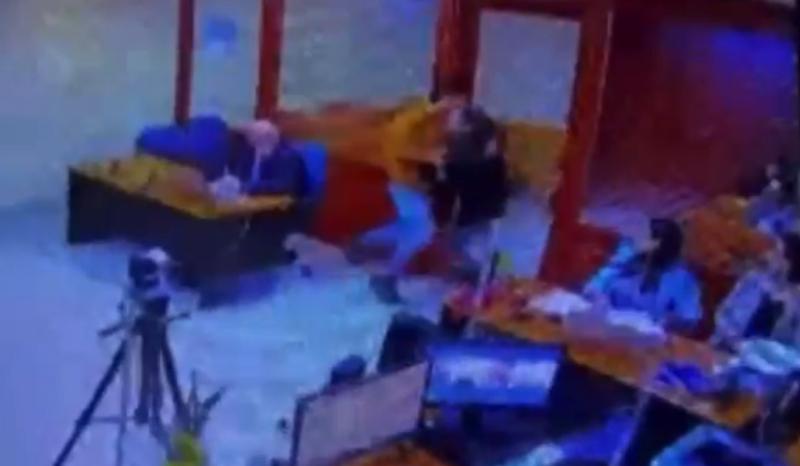 Imputado por VIF burla a gendarme y escapa en plena audiencia en Concepción: Huída quedó grabada