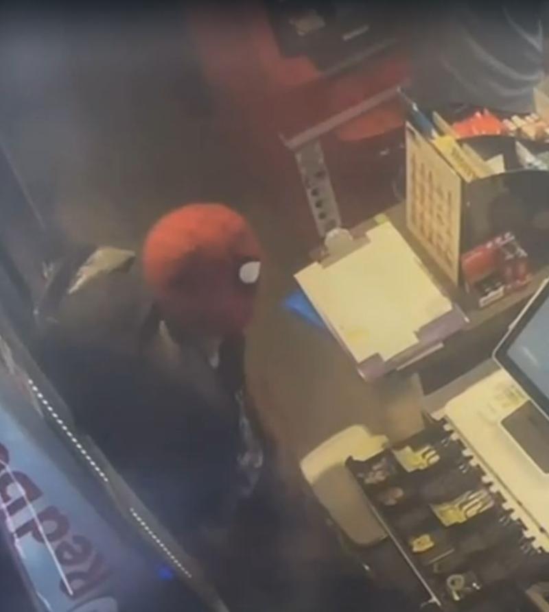 Cayó el "Spiderman": Detienen a sujeto que robó servicentro de Lo Espejo con máscara de superhéroe