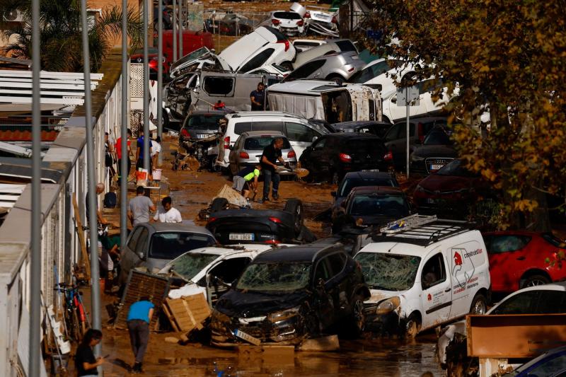 todavía hay cuerpos atrapados entre las montañas de automóviles que se apilan en carreteras en Valencia, España - Reuters