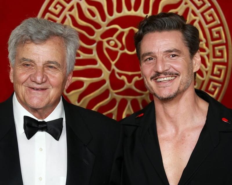 "Ya sé de dónde vienen los genes encantadores": Pedro Pascal se luce junto a su papá en avant premiere de Gladiador II