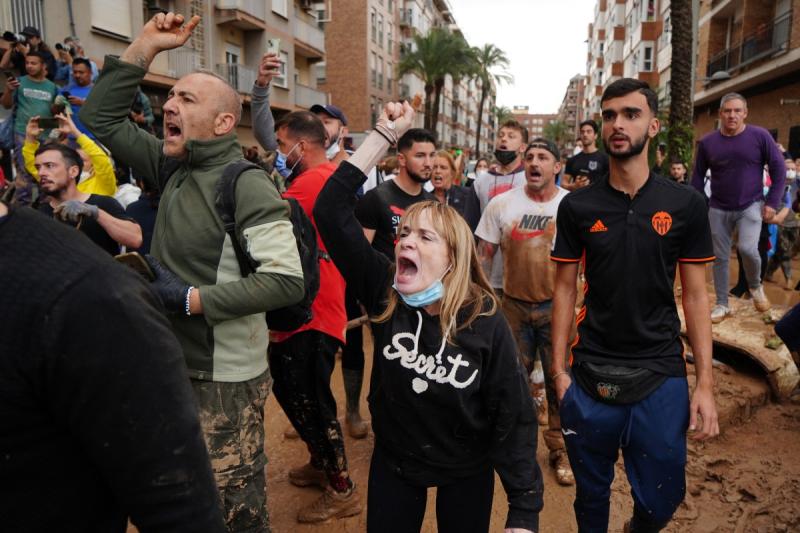 AFP - Reyes de España son agredidos  con barro e insultados en visita a damnificados de inundaciones