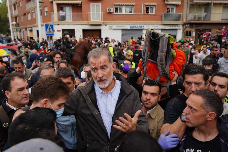 AFP - Reyes de España son agredidos  con barro e insultados en visita a damnificados de inundaciones