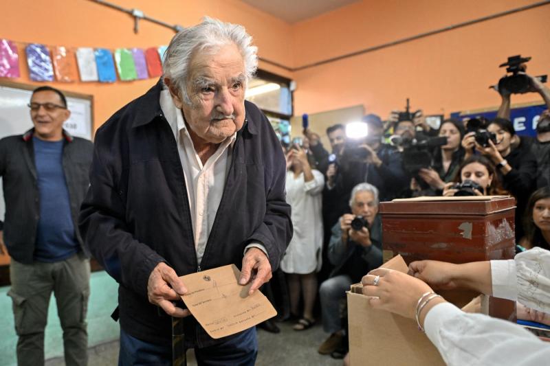 Expresidente de Uruguay, José "Pepe" Mujica, llegó a votar