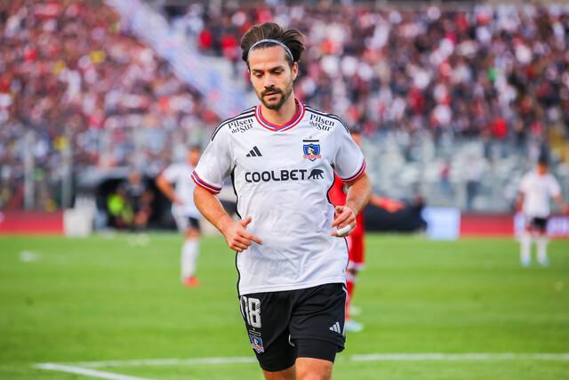 La fuerte entrada sobre el ex Colo Colo, Agustín Bouzat - Créditos: Agencia Uno