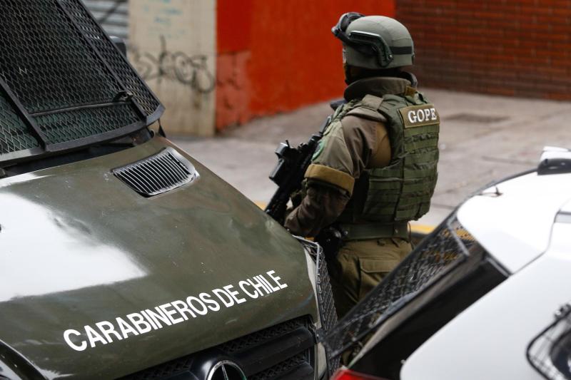 Agencia Uno - GOPE de Carabineros evacúa colegio de Chimbarongo