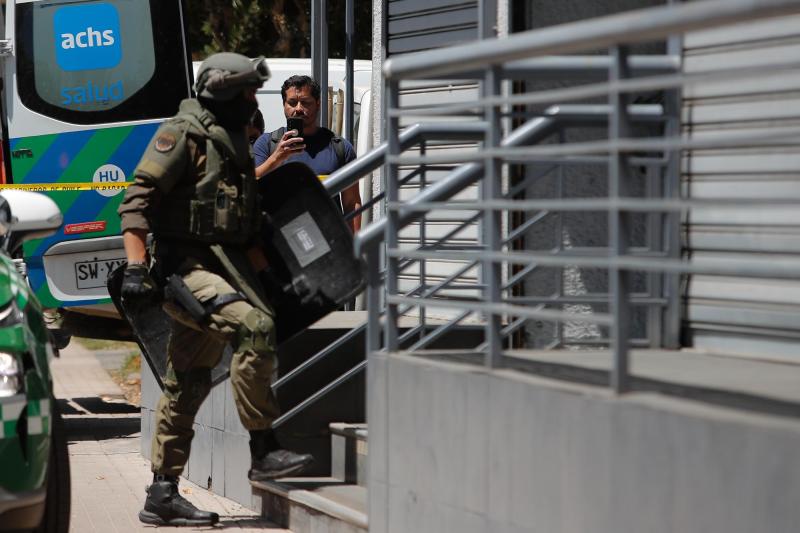 Agencia Uno - Cajera lleva casi cuatro horas de rehén en Las Condes