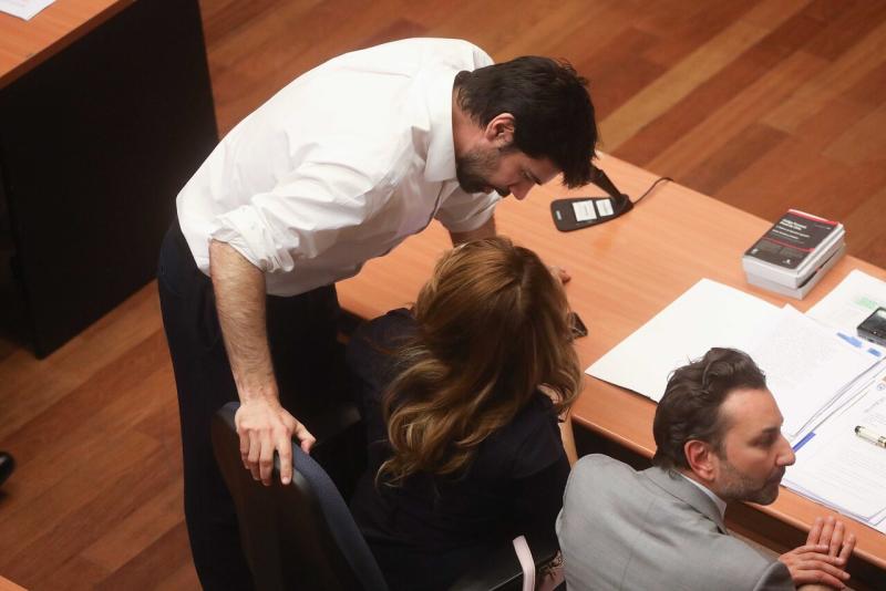 Agencia Uno - Diputado Joaquín Lavín acompañando a su esposa en audiencia