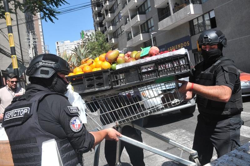 T13 - Comerciantes "coleros" bloquean salida de bomberos en Maipú - Archivo