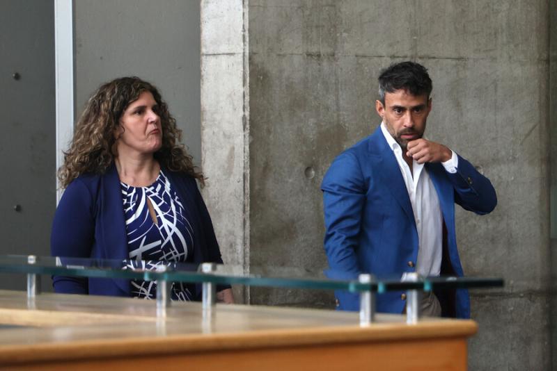 Aton - Jorge Valdivia y su abogada Paula Vial