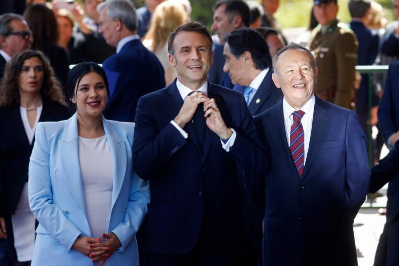 Aton - Emmanuel Macron en su llegada al Congreso Nacional