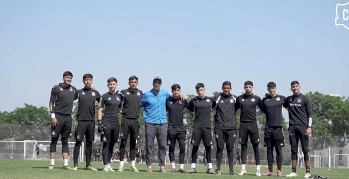 Bravo compartió con jóvenes de Colo Colo - Créditos: Colo Colo futbol joven