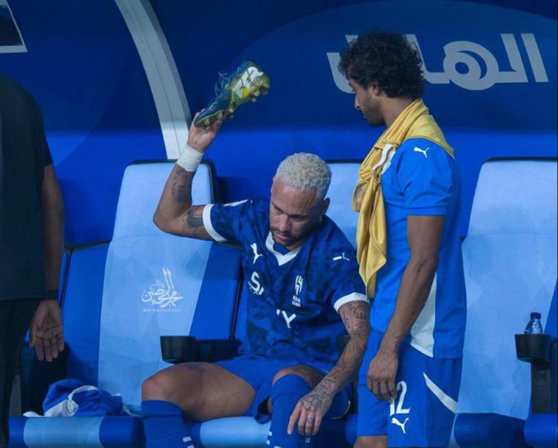 Neymar muy molesto en el banco de suplentes - Créditos: Redes Sociales