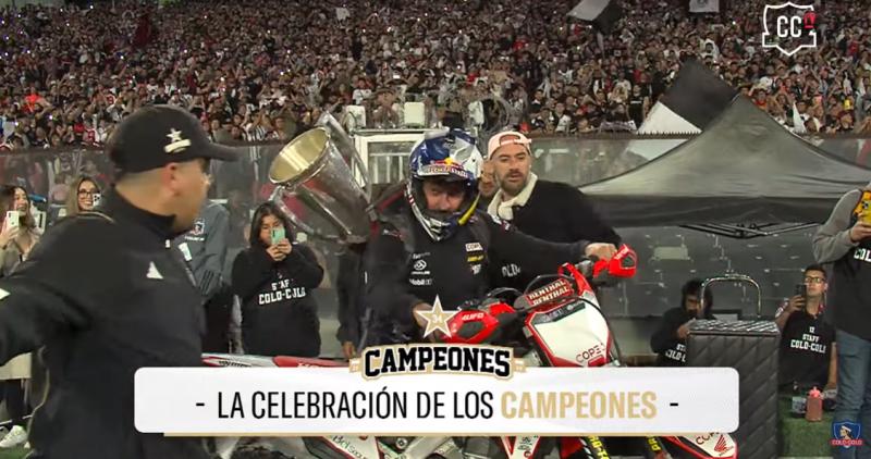 Así llegó la copa para el plantel de Colo Colo - Créditos: Captura Colo Colo TV