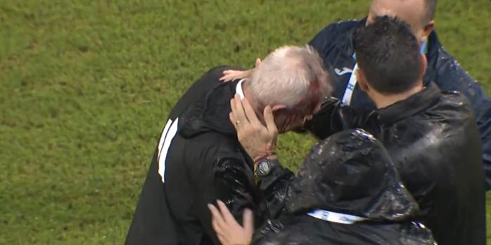 Javier Aguirre agredido en el duelo de Hondura vs México - Créditos: Captura