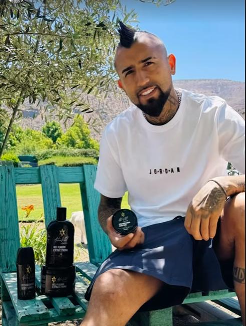 Arturo Vidal junto a sus nuevos productos para el cabello - Créditos: Captura
