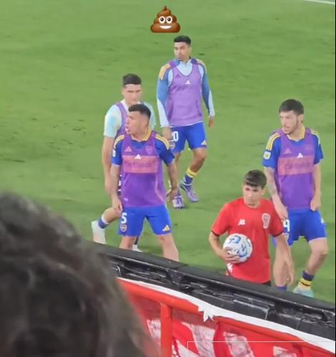 Gary Medel tuvo fuertes cruces con los hinchas de Huracán - Créditos: Captura