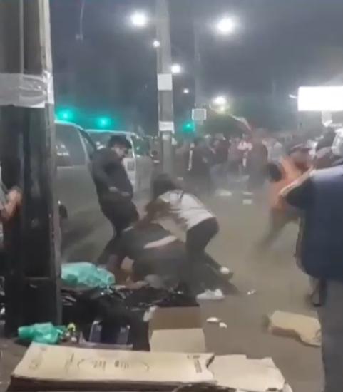 T13 - Turbas de comerciantes ambulantes protagonizan violentas peleas en Iquique