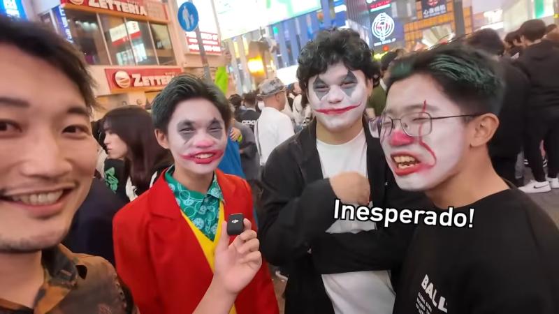 Japoneses reaccionan a golosinas chilenas