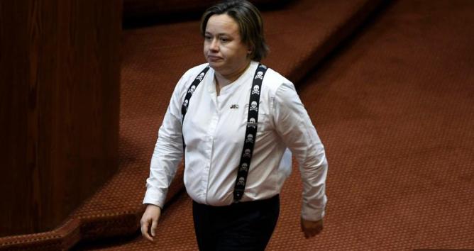 Tras denuncias por abuso sexual: Diputada Riquelme renuncia al Frente Amplio y se auto denuncia ante la Justicia