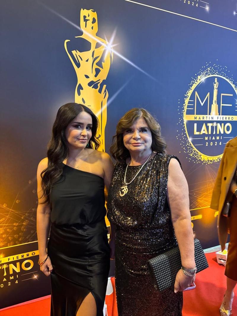 Macarena y Mónica, hermana y madre de Claudio Iturra en los Premios Martín Fierro Latino 2024