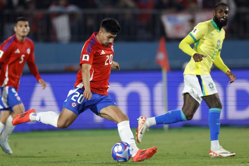 Williams Alarcón podría ser baja en la Roja - Crédito: Photosport