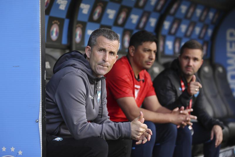 Igor Oca, DT de Huachipato, no lo pasa bien en Chile - Crédito: Photosport