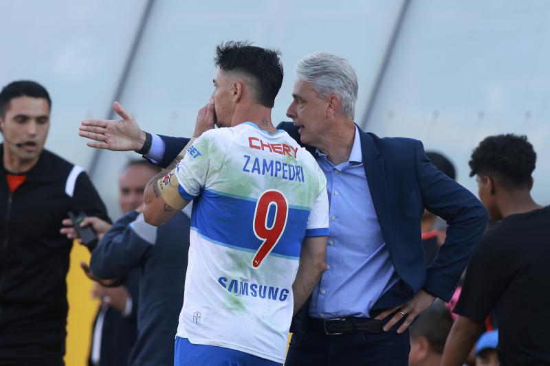 Juan Tagle aclaró que Tiago Nunes sigue siendo DT de la UC - Créditos: Photosport