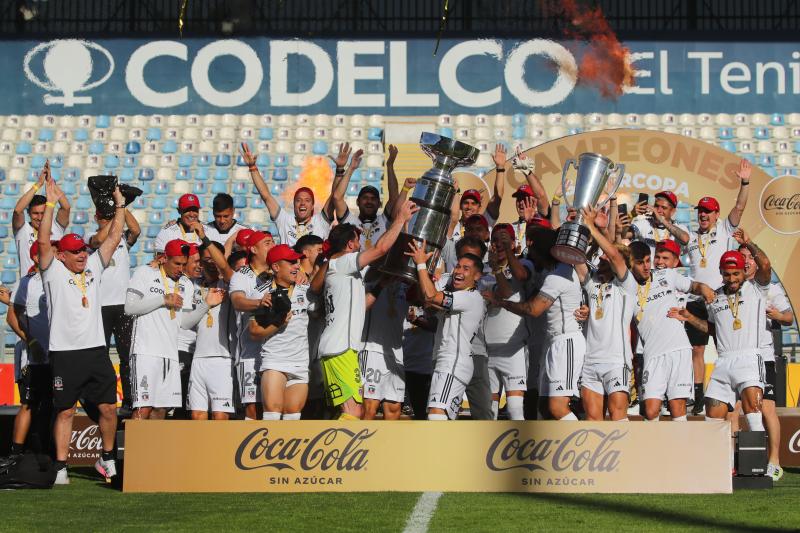 De Paul levanto la copa con Opazo - Créditos: Photosport