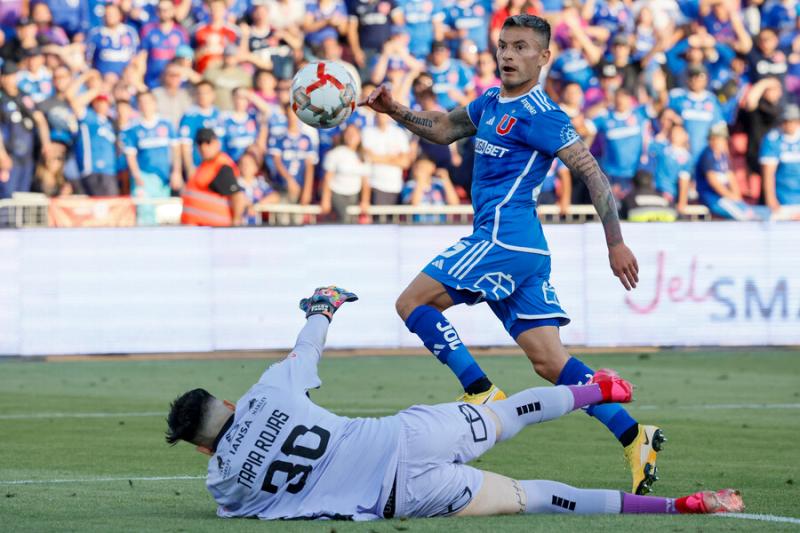 Alexis Sánchez felicita a Charles Aránguiz por título de la U - Créditos: Photosport