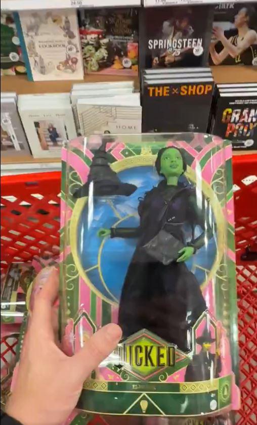 Redes sociales - Mattel lamentó error de etiquetado en muñecas de 'Wicked'