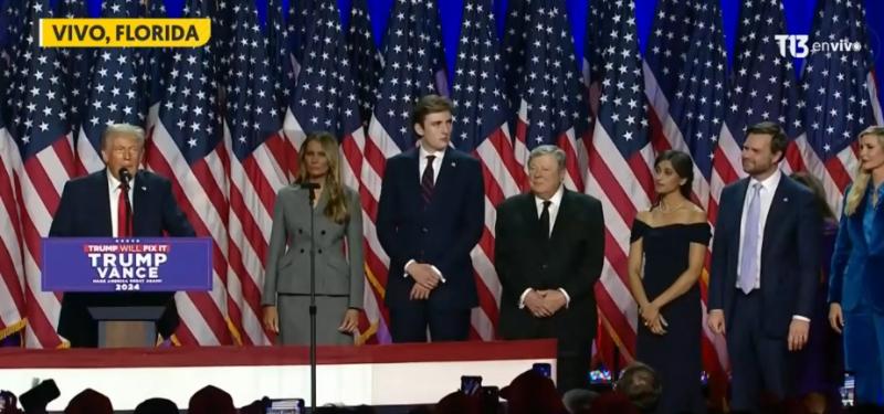 De traje y al lado de su madre: Así lució Barron Trump en discurso del triunfo de su padre