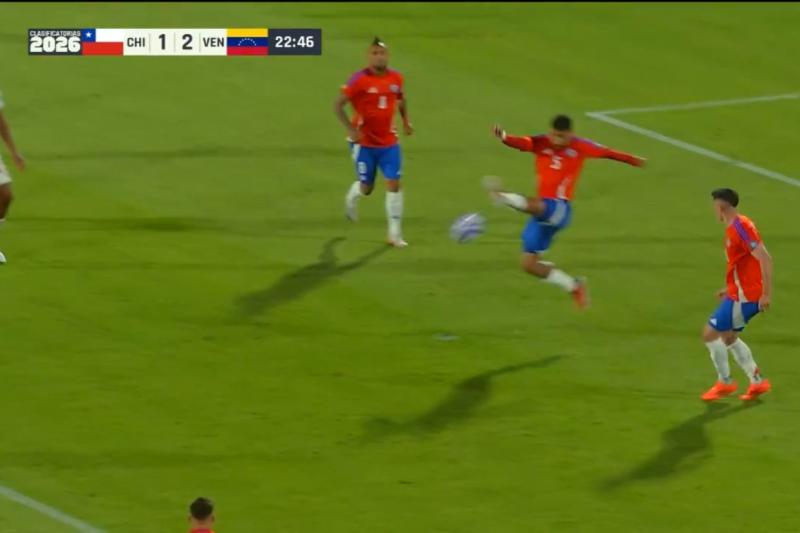 El error de Paulo en el partido de Chile vs Venezuela - Crédito: Captura