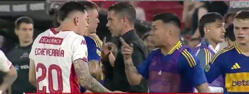 El tenso cruce de Gary Medel y Rodrigo Echeverría - Crédito: X @SC_ESPN