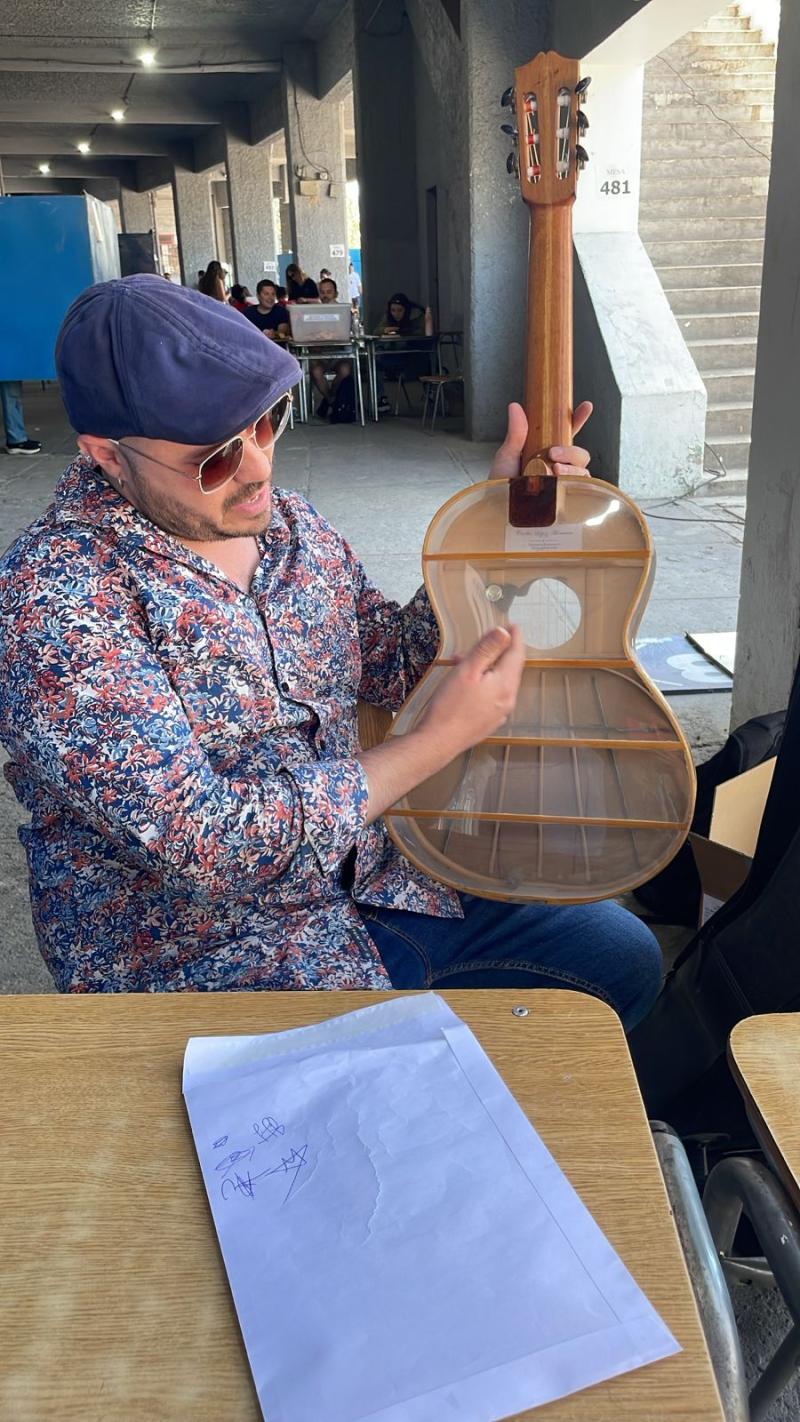 T13 - Vocal de mesa toca la guitarra y canta canciones chilenas