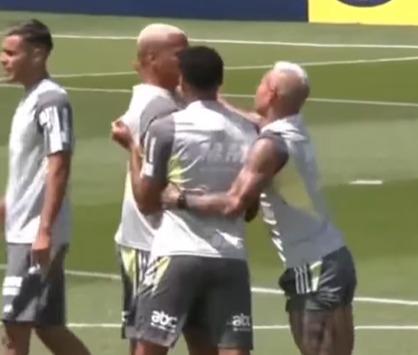 Eduardo Vargas casi pelea con un compañero en pleno entrenamiento - Crédito: X @SportsCenterBR
