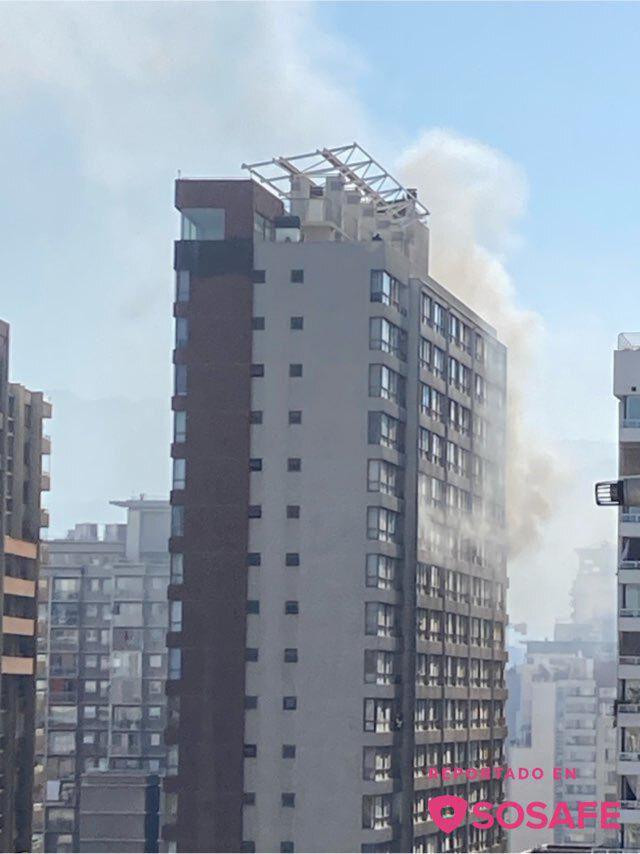 Fuerte incendio en piso 21 de edificio en Santiago moviliza a 10 compañías de Bomberos