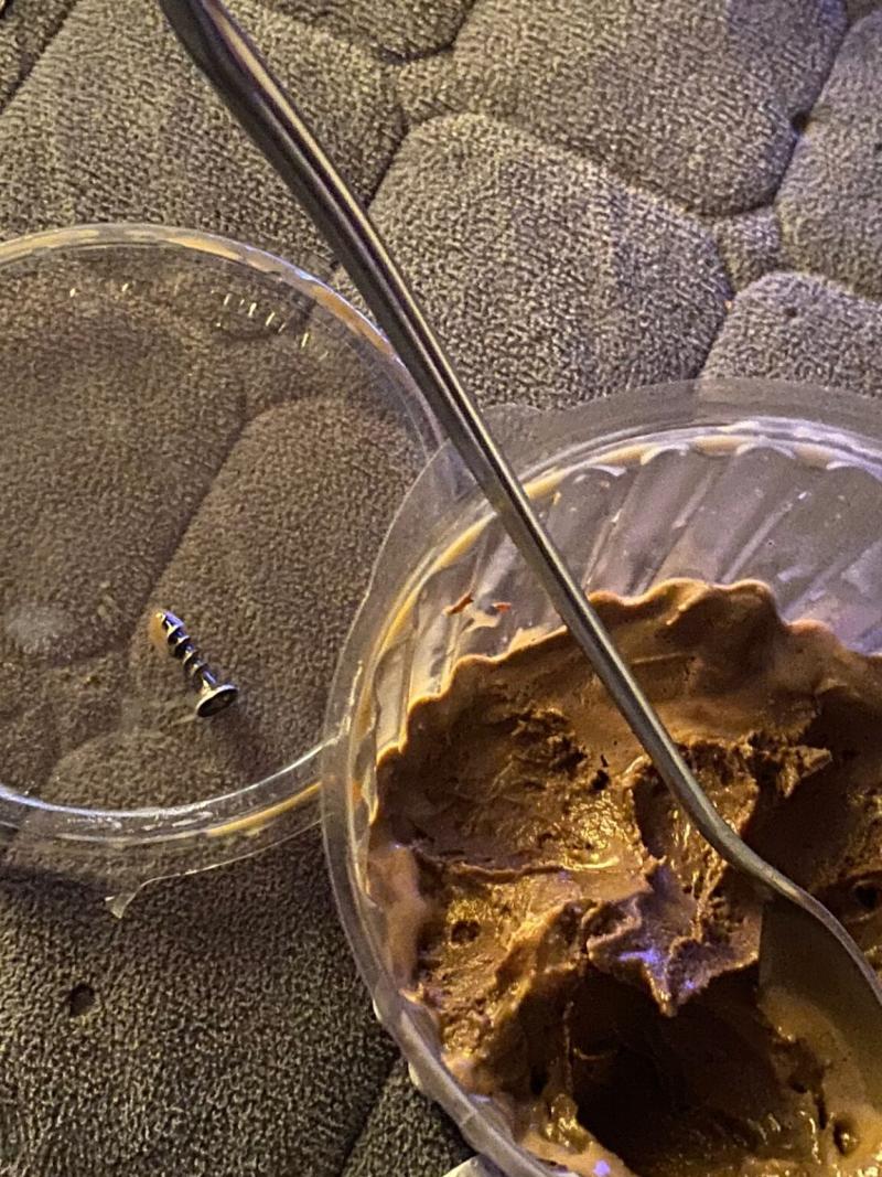 Diario El Centro - Joven se encontró tornillo en helado