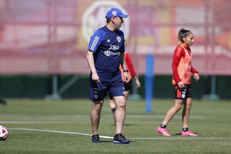 Luis Mena prepara el duelo entre Chile y Uruguay - Créditos: Carlos Parra – Comunicaciones FFCh