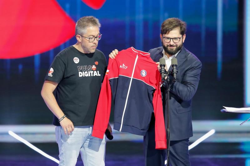 Presidente Boric donó un polerón del Team Chile y dos libros a la Lucatón