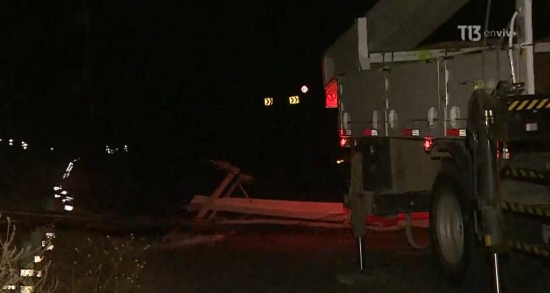 Caída de postes habría provocado incendio en colegio de La Reina