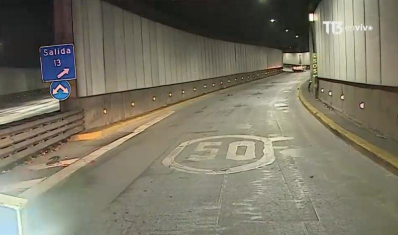 Robo en vivienda de Lo Barnechea termina con auto volcado en autopista: tres detenidos