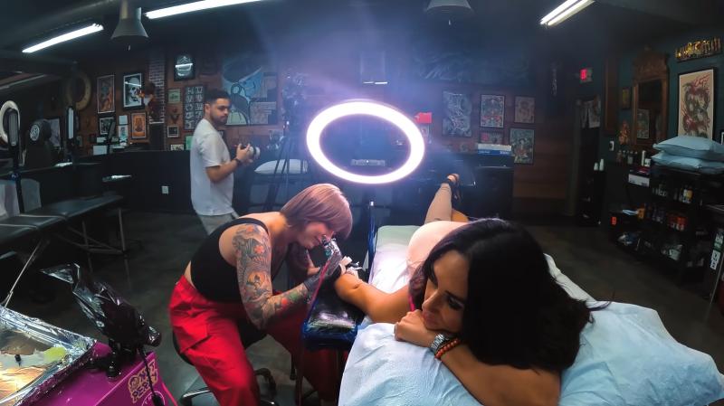 Youtube - Pamela Díaz haciéndose un tatuaje
