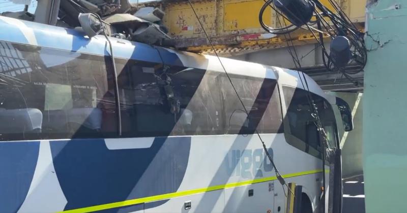 Agencia Uno - Bus queda atrapado bajo vía férrea en Estación Central