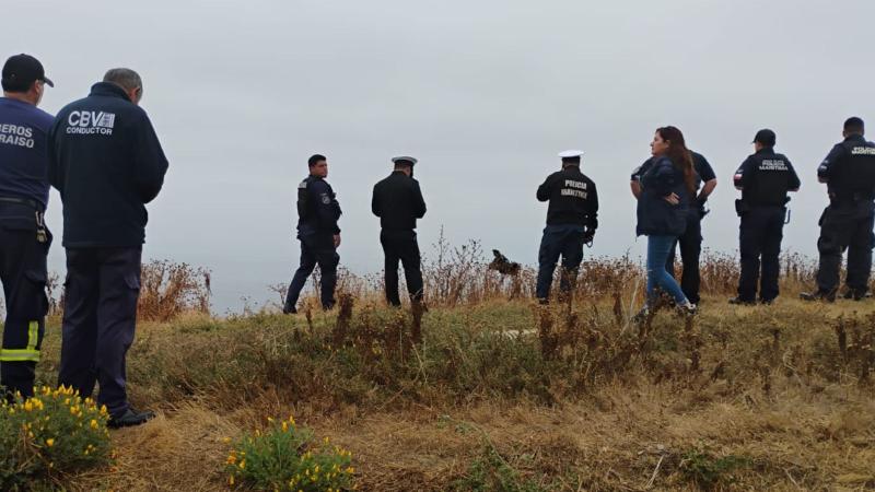 Hombre murió tras sentirse mal y caer por acantilado en Valparaíso: Había ido a pescar con amigos