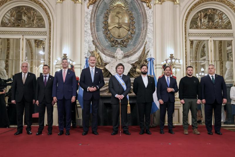 AFP - Presidente Boric junto a Javier Milei durante el cambio de mando en Argentina