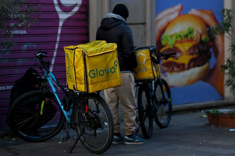 La empresa de reparto Glovo contratará a sus repartidores en España
