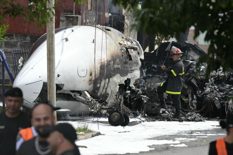 AFP News - El dramático relato de la dueña de casa donde se estrelló un avión de Argentina: "Corrí a buscar a mi bebé que estaba durmiendo"