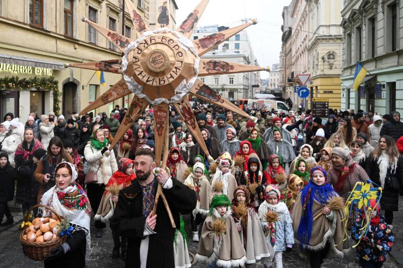 Ucranianos vestidos con ropas tradicionales participan en una procesión de Nochebuena en Lviv, Ucrania - AFP