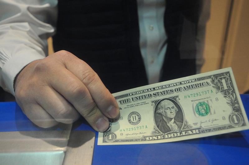 Dólar supera los $1.000 en operaciones fuera de rueda por proyecciones de la Fed más restrictivas de lo esperado