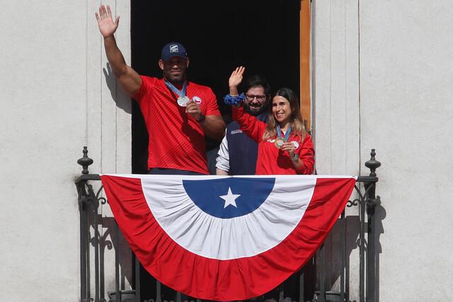 Agencia Uno  - "Lo más buscado": Yasmani Acosta y Francisca Crovetto recibidos en La Moneda tras ganar plata y oro en Paris 2024